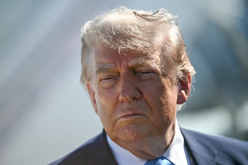 El presidente de Estados Unidos, Donald Trump, habla con los periodistas antes de subir al Air Force One en la Base Conjunta Andrews, Maryland, el 20 de mayo de 2026. (Kent NISHIMURA / AFP vía Getty Images)