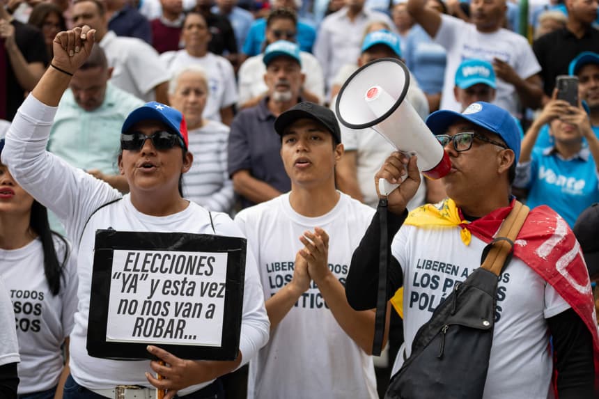 Personas participan en una actividad del partido Vente Venezuela (VV) este domingo, en Caracas (EFE/ Ronald Peña R)
