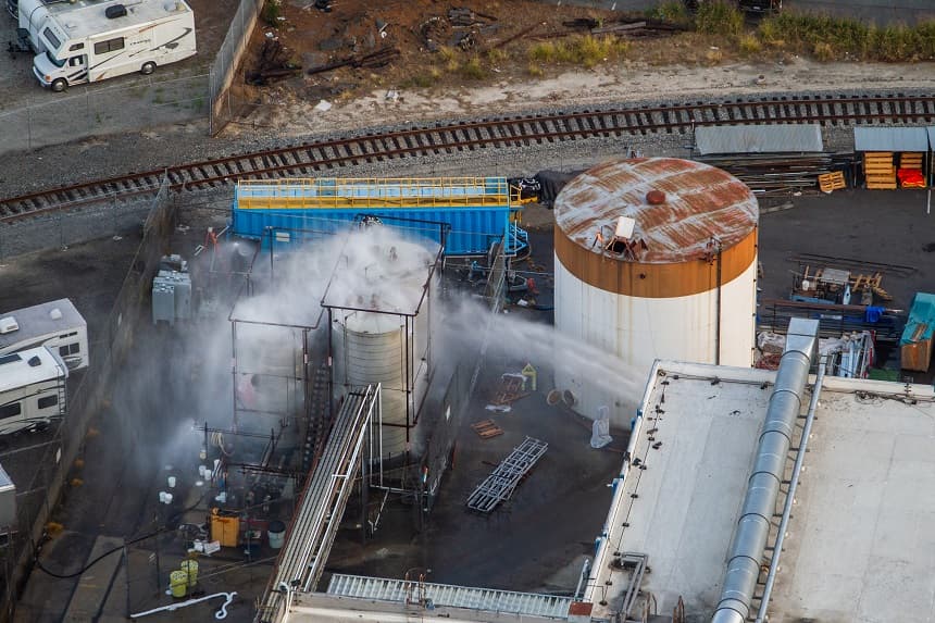 Vista aérea del agua que se rocía sobre un depósito sobrecalentado de 34,000 galones en GKN Aerospace el 23 de mayo de 2026 en Garden Grove, California. (Apu Gomes/Getty Images)