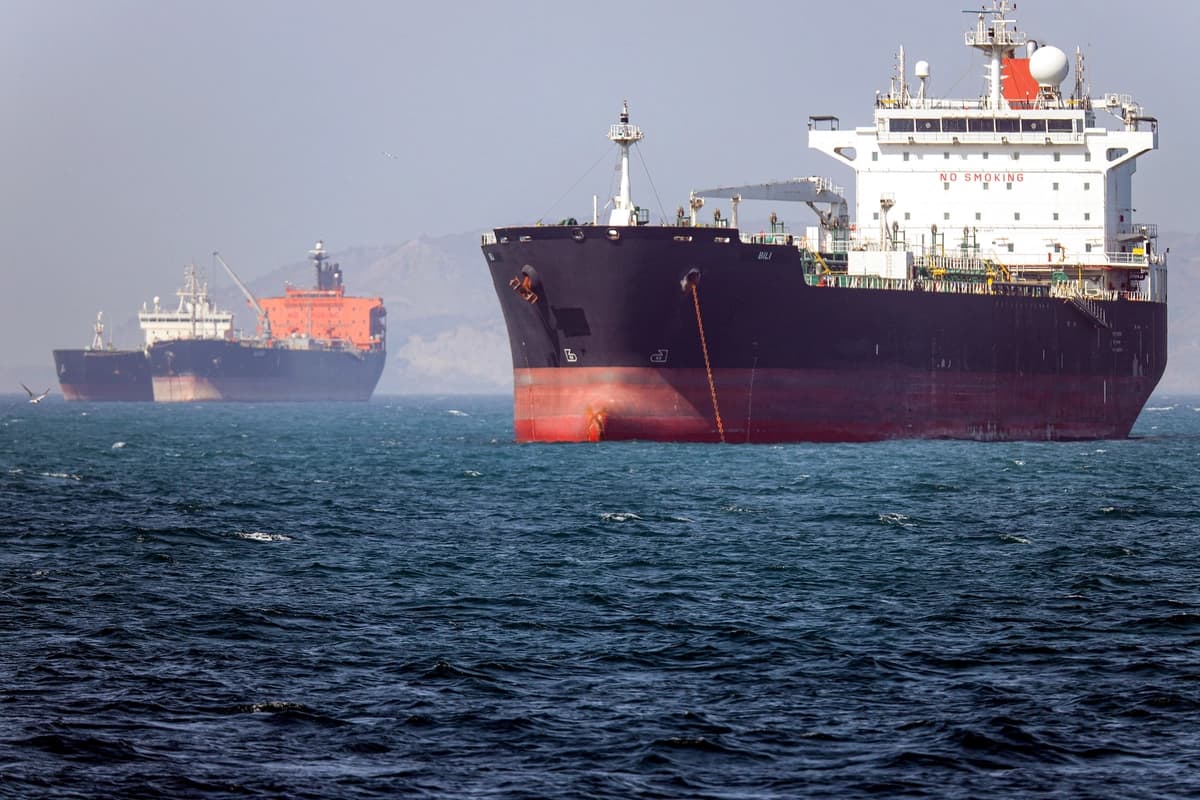El petrolero Bili, con bandera de Gambia, está anclado en el estrecho de Ormuz, frente a la costa sur de Irán, el 2 de mayo de 2026. (Amirhossein KhorgooeI/ISNA/AFP vía Getty Images)