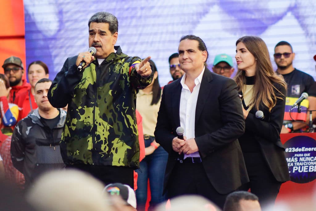 Nicolás Maduro, habla junto al entonces presidente del Centro Internacional de Inversiones Productivas de Venezuela, Alex Saab, durante una marcha por el 65.º aniversario del derrocamiento del dictador Marcos Pérez Jiménez el 23 de enero de 2024 en Caracas, Venezuela. (Javier Campos/Getty Images)