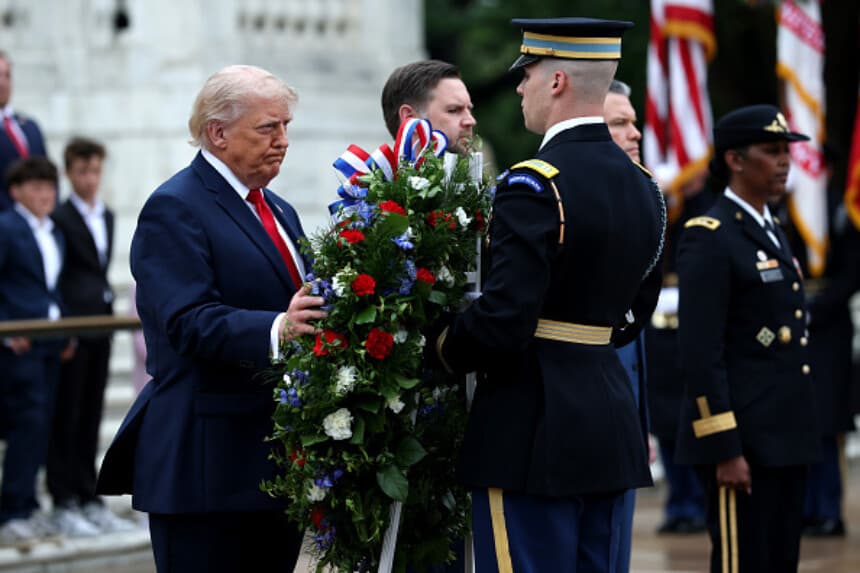 El presidente de EE. UU. Donald Trump, y el vicepresidente, JD Vance, participaron en una ceremonia de colocación de ofrendas florales en la Tumba del Soldado Desconocido en el Cementerio Nacional de Arlington el 25 de mayo de 2026 en Arlington, Virginia. El Día de los Caídos honra a quienes fallecieron sirviendo en las fuerzas armadas estadounidenses. (Kevin Dietsch/Getty Images).