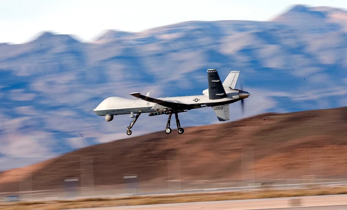 Un avión pilotado remotamente (RPA) MQ-9 Reaper vuela durante una misión de entrenamiento en la Base de la Fuerza Aérea Creech en Indian Springs, Nevada, el 17 de noviembre de 2015. (Isaac Brekken/Getty Images)