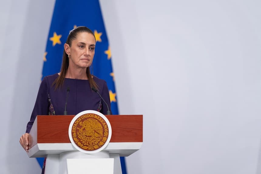 La presidenta de México, Claudia Sheinbaum, observa durante una rueda de prensa con la presidenta de la Comisión Europea, Ursula von der Leyen (fuera de cuadro), en el Palacio Nacional de Ciudad de México el 22 de mayo de 2026. (Gerardo Luna / AFP vía Getty Images)
