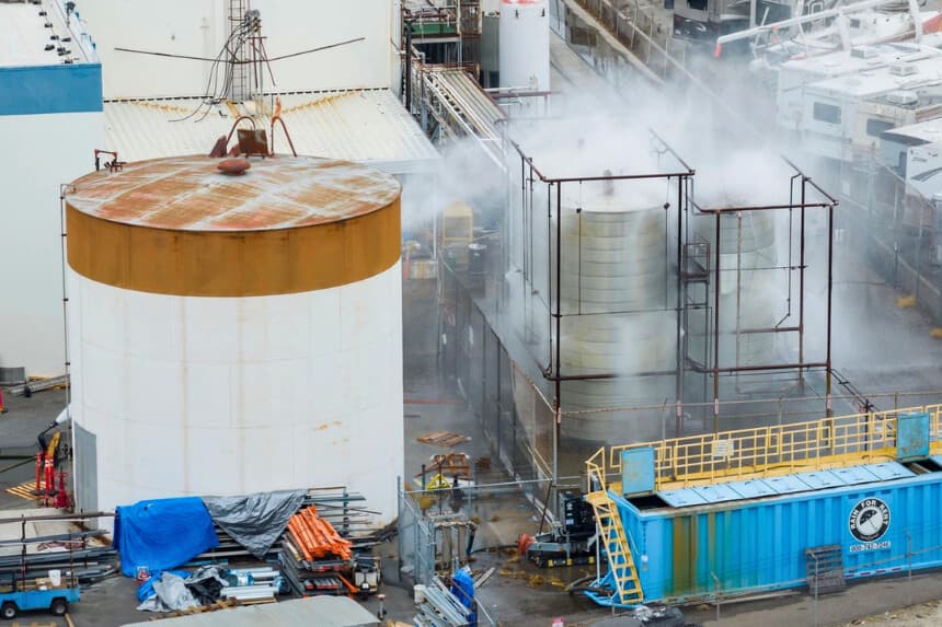 Se rocía agua sobre un depósito dañado en las instalaciones de GKN Aerospace en Garden Grove, California, el 24 de mayo de 2026. (Ethan Swope/AP Photo).