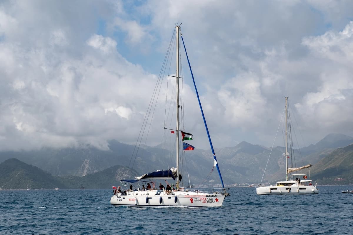 Las embarcaciones de la Flotilla Global Sumud, que transportan a activistas y ayuda humanitaria, se preparan para zarpar hacia Gaza desde el puerto de Marmaris (Turquía) el 14 de mayo de 2026, en un intento por romper el bloqueo naval israelí. (Foto AP/Murat Kocabas)
