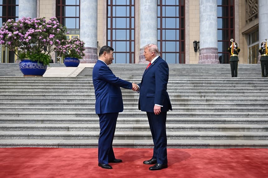 El presidente de Estados Unidos, Donald Trump (a la derecha), es recibido por el presidente chino, Xi Jinping, en el Gran Salón del Pueblo el 14 de mayo de 2026 en Beijing, China. (Kenny Holston-Pool/Getty Images)