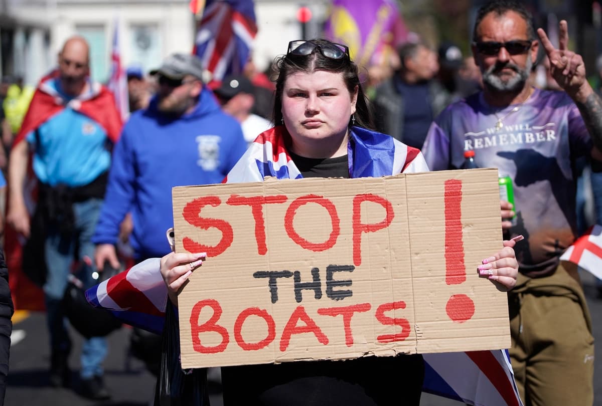 Un manifestante sostiene una pancarta con el lema "¡Detengan los barcos!" durante una marcha contra la inmigración en Dover, Inglaterra, el 27 de abril de 2025. Niklas Halle'n/AFP vía Getty Images)(