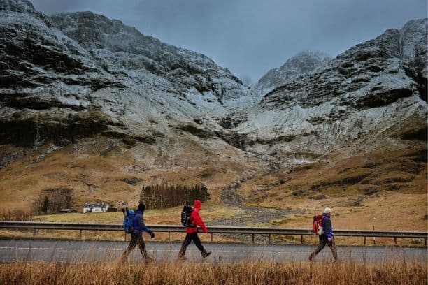 Unos escaladores caminan por la A82 junto al Bidean Nam Bian el 20 de enero de 2012 en Glencoe, Escocia. (Jeff J Mitchell/Getty Images)