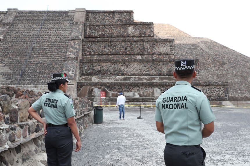 Integrantes de la Guardia Nacional vigilan la zona arqueológica de Teotihuacán. Imagen de archivo. (EFE/ Mario Guzmán)