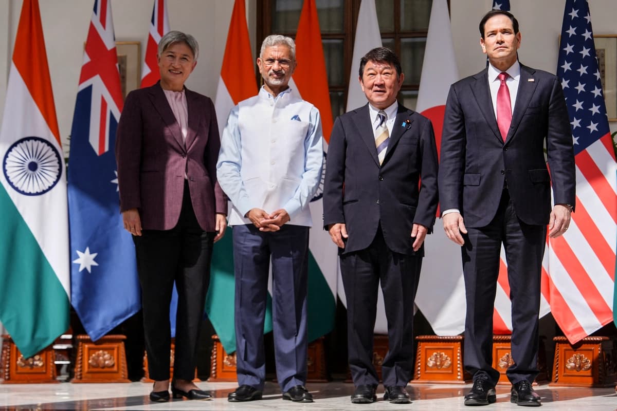 De izquierda a derecha, la ministra de Asuntos Exteriores de Australia, Penny Wong, el ministro de Asuntos Exteriores de la India, S. Jaishankar, el ministro de Asuntos Exteriores de Japón, Toshimitsu Motegi, y el secretario de Estado de Estados Unidos, Marco Rubio, posan tras una reunión ministerial del Quad en Hyderabad House, en Nueva Delhi, India, el 26 de mayo de 2026. (Julia Demaree Nikhinson/Reuters).