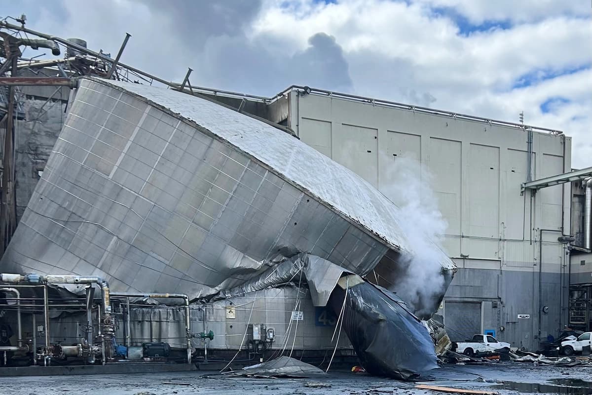 Esta foto, facilitada por la ciudad de Longview (Washington), muestra los daños estructurales sufridos por la empresa Nippon Dynawave Packaging Co. tras la implosión de un tanque que contenía un líquido peligroso, el 26 de mayo de 2026 en Longview, Washington. (Ciudad de Longview vía AP)
