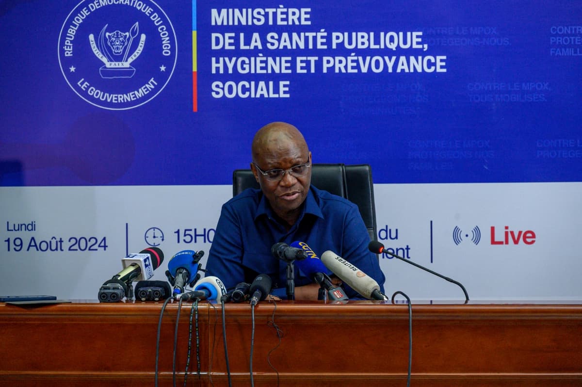 El ministro de Salud del Congo, Dr. Samuel Roger Kamba, habla con periodistas en Kinshasa, Congo, el 19 de agosto de 2024. (Hardy Bope/AFP vía Getty Images).