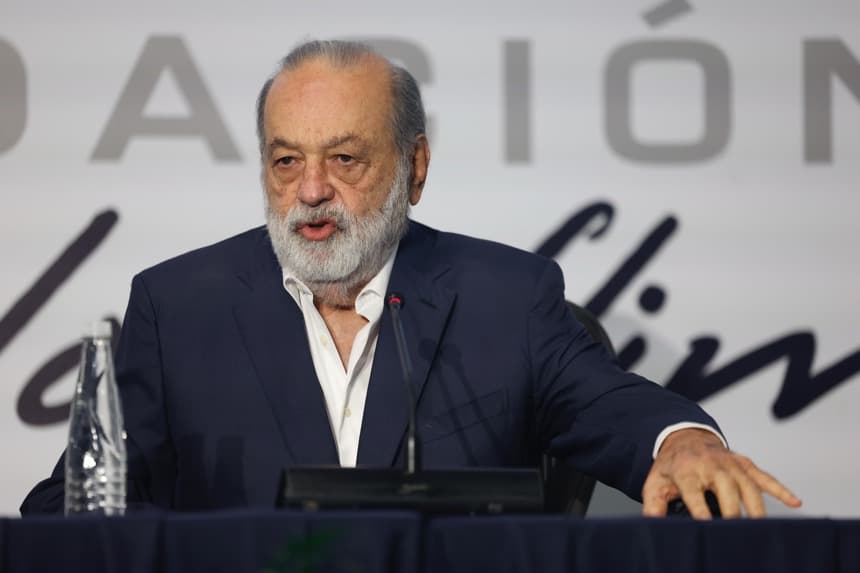 El magnate mexicano Carlos Slim Helú, habla durante una rueda de prensa este martes, en Ciudad de México. Slim, una de las personas ricas del mundo, anunció que su Grupo Carso invertirá en 2026 en México unos 5000 millones de dolares en diferentes proyectos estratégicos en energía e infraestructuras. (EFE/ Sáshenka Gutiérrez)