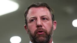 Mullin afirma que DHS planea frenar trámites migratorios en aeropuertos de ciudades santuario