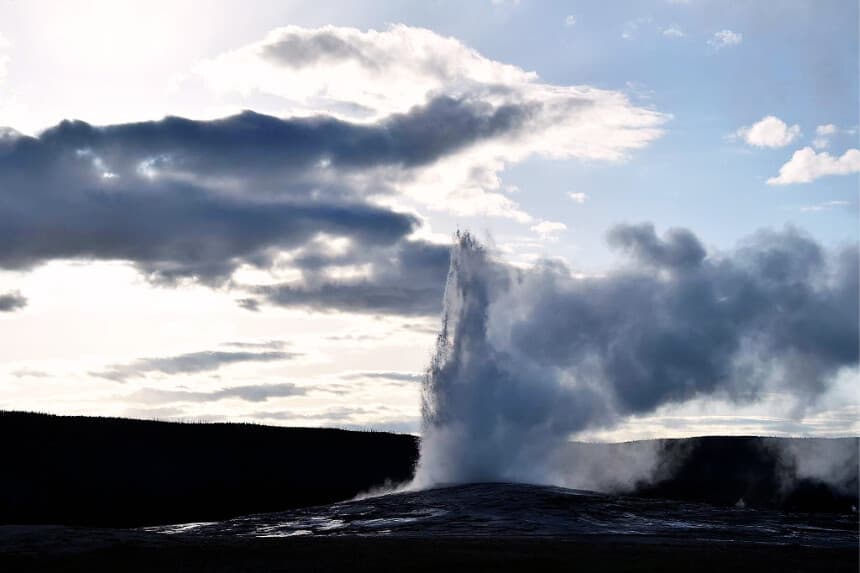 El géiser Old Faithful entra en erupción en la cuenca Upper Geyser Basin del Parque Nacional de Yellowstone el 11 de mayo de 2016. Imagen Ilustrativa. (MLADEN ANTONOV/AFP vía Getty Images)