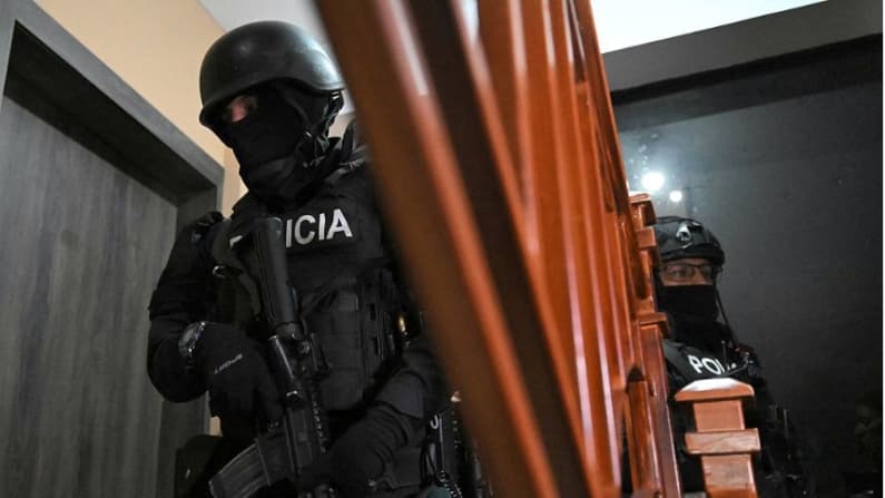 Policía de Ecuador detiene a tres integrantes de Los Lobos, dos de ellos menores de edad