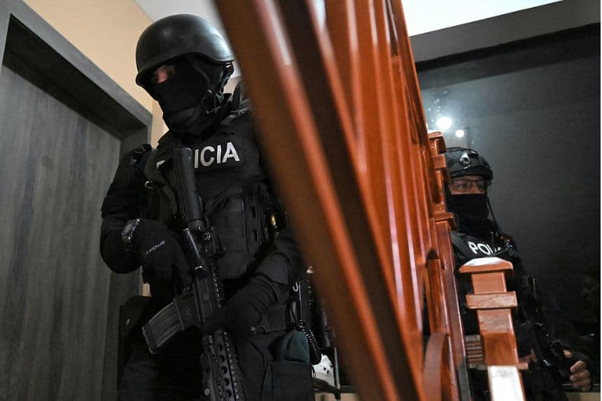 Policía de Ecuador detiene a tres integrantes de Los Lobos, dos de ellos menores de edad