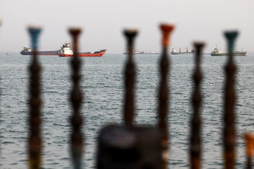 Se ven buques en el estrecho de Ormuz cerca de la playa de Bandar Abbas, Irán, el 22 de mayo de 2026. (Majid Asgaripour/WANA vía Reuters)