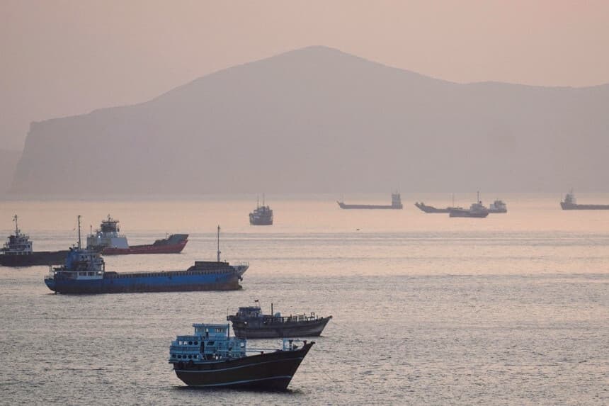Barcos y embarcaciones en el Estrecho de Ormuz, Musandam, Omán, el 1 de mayo de 2026. (Reuters).