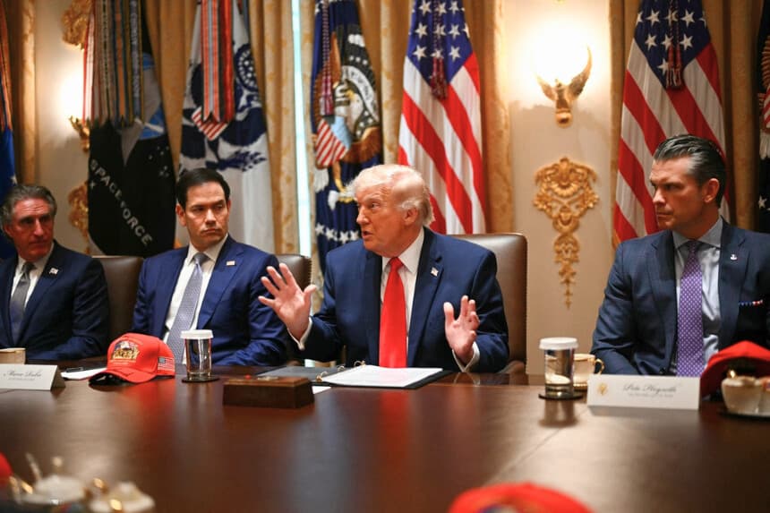 El secretario del Interior, Doug Burgum (izquierda), el secretario de Estado, Marco Rubio (segundo por la izquierda), y el secretario de Guerra, Pete Hegseth (derecha), escuchan al presidente Donald Trump durante una reunión del Consejo de Ministros celebrada en la Sala del Consejo de Ministros de la Casa Blanca, en Washington, el 27 de mayo de 2026. (Kent Nishimura/AFP vía Getty Images).
