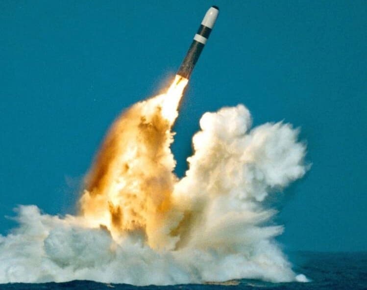 En esta fotografía de archivo sin fecha se muestra un misil estadounidense Trident II, o D-5, en una prueba de lanzamiento. (AFP/Getty Images)