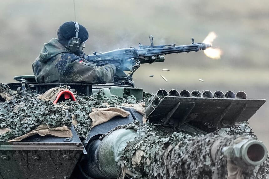 Un soldado dispara una ametralladora desde un carro de combate Leopard 2 en el batallón de carros de combate 203 de la Bundeswehr, en el cuartel "Feldmarschall Rommel" de Augustdorf, Alemania, el 1 de febrero de 2023. (Martin Meissner/AP Photo).