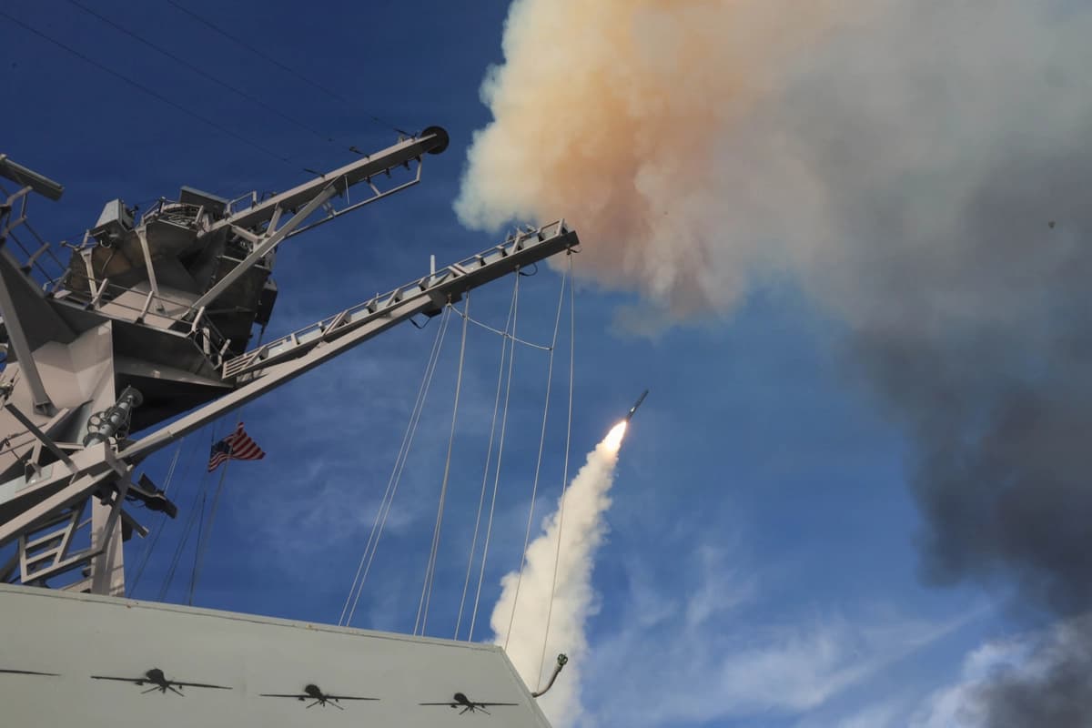 El destructor de misiles guiados de la clase Arleigh Burke USS Thomas Hudner (DDG 116) dispara un misil de ataque terrestre Tomahawk durante la Operación Epic Fury el 21 de marzo de 2026. (Foto de la Armada de los EE. UU).