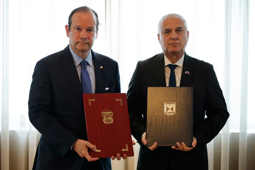 El ministro de Relaciones exteriores de Panamá, Javier Martínez-Acha (i), posa junto al embajador de Israel en Panamá, Mattanya Cohen, tras la firma de un Memorando de Entendimiento para fortalecer la cooperación bilateral mediante una alianza público privada este miércoles, en Ciudad de Panamá, Panamá. (EFE/ Bienvenido Velasco)