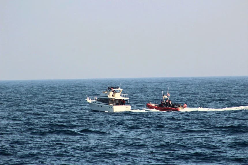 Un equipo de abordaje de la Guardia Costera, adscrito al buque de respuesta rápida de 47 metros USCGC John McCormick (WPC 1121), lleva a cabo el abordaje de una embarcación a unas 22 millas de la costa de Mission Bay, en San Diego, California, el 19 de mayo de 2026. (Cortesía de la USCG).
