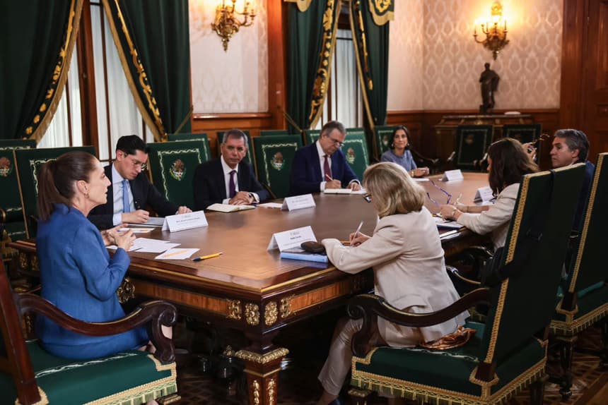 Fotografía cedida hoy, por la presidencia de México de su mandataria, Claudia Sheinbaum (i) y presidenta del Banco Europeo de Inversiones (BEI), Nadia Calviño (3-d) durante una reunión de trabajo en Palacio Nacional de la Ciudad de México (EFE/Presidencia de México)
