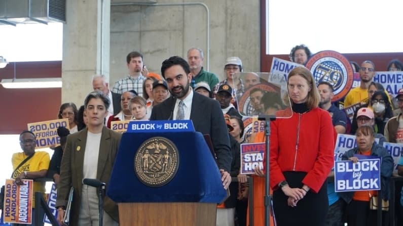 Alcalde de NYC amenaza a propietarios con expropiar sus inmuebles