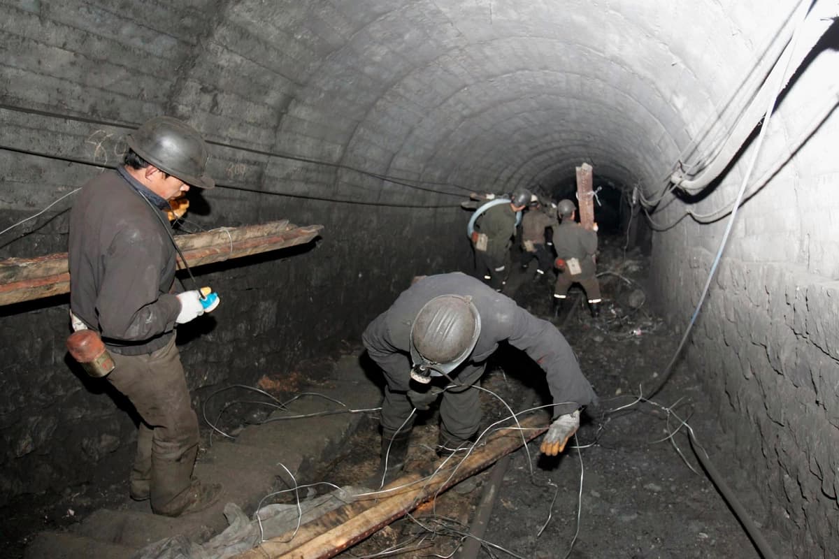 Los equipos de rescate buscan mineros atrapados en la mina de carbón Xishui en Shuozhou, provincia de Shanxi, en el norte de China, el 21 de marzo de 2005. Una explosión de gas en la mina de carbón mató a decenas de personas. (Fotos de China/Getty Images)
