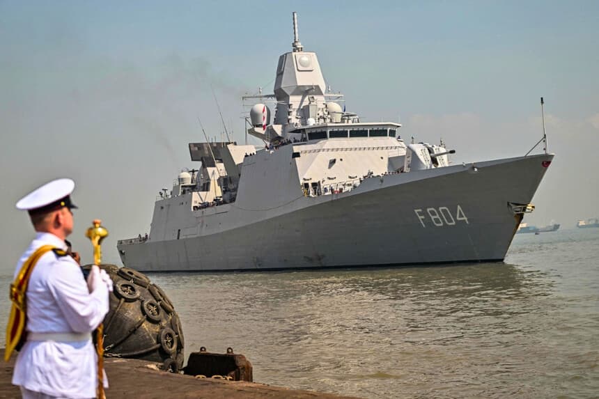 Un miembro de la Banda de Marines Holandesa espera la llegada de la fragata de la Marina Real de los Países Bajos HNLMS De Ruyter al puerto de Tanjung Perak en Surabaya, Indonesia, el 14 de mayo de 2026. (Juni Kriswanto / AFP vía Getty Image).