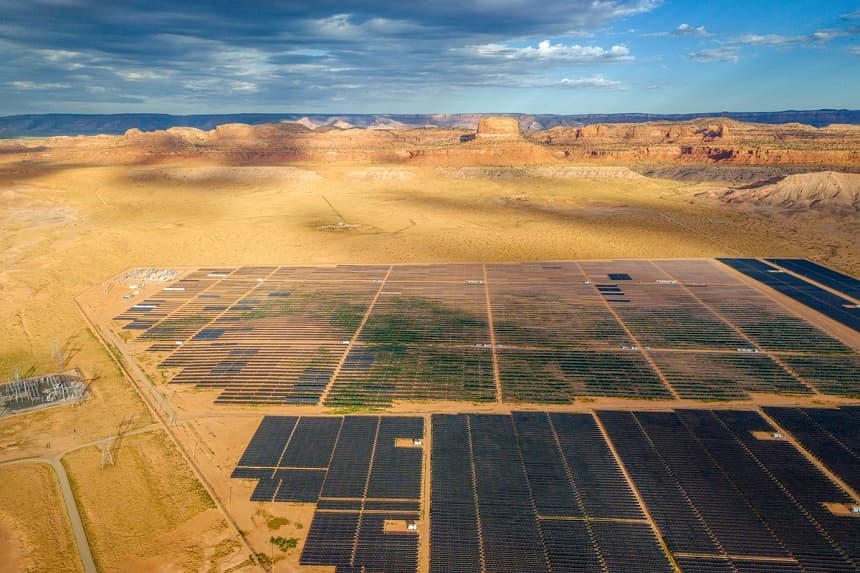 Una vista aérea muestra la central solar de Kayenta, en Kayenta (Arizona), el 23 de junio de 2024. (Brandon Bell/Getty Images)