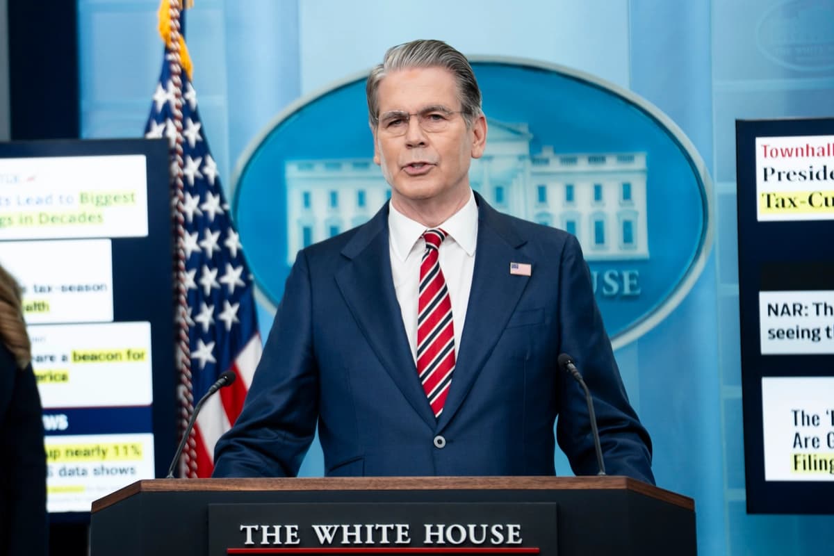 El secretario del Tesoro, Scott Bessent, interviene durante una rueda de prensa en la Casa Blanca, en Washington, el 15 de abril de 2026. (Madalina Kilroy/The Epoch Times)