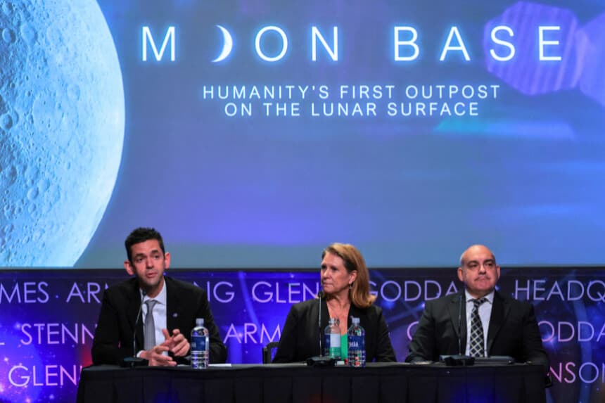 El administrador de la NASA, Jared Isaacman, junto con la administradora asociada interina Lori Glaze y el ejecutivo del Programa de Bases Lunares Carlos Garcia-Galan, en una rueda de prensa sobre los planes para la iniciativa de la Base Lunar de la agencia en la sede de la NASA en Washington el 26 de mayo de 2026. (Jonathan Ernst/Reuters).