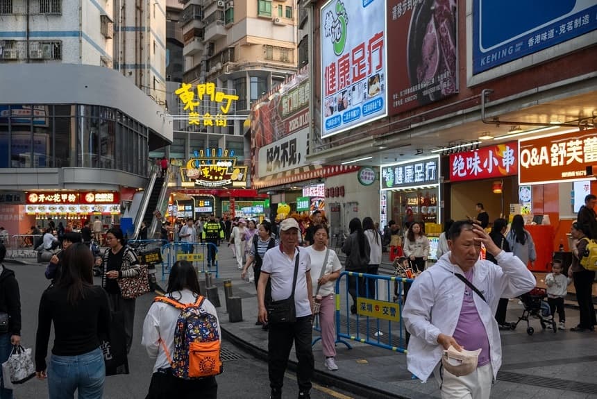 Compradores paseando por una calle de un distrito comercial de Shenzhen, China, el 3 de abril de 2025. (Getty Images)