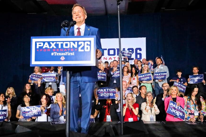 El fiscal general de Texas, Ken Paxton, habla en una fiesta de vigilancia de la noche electoral organizada por el Lone Star Liberty PAC en el Dallas/Plano Marriott en el Legacy Town Center de Plano, Texas, el 26 de mayo de 2026. Paxton derrotó al senador John Cornyn (R-TX) en una segunda vuelta de las primarias del Senado y se enfrentará al demócrata James Talarico en las elecciones generales de noviembre. (Stewart F. House/Getty Images).