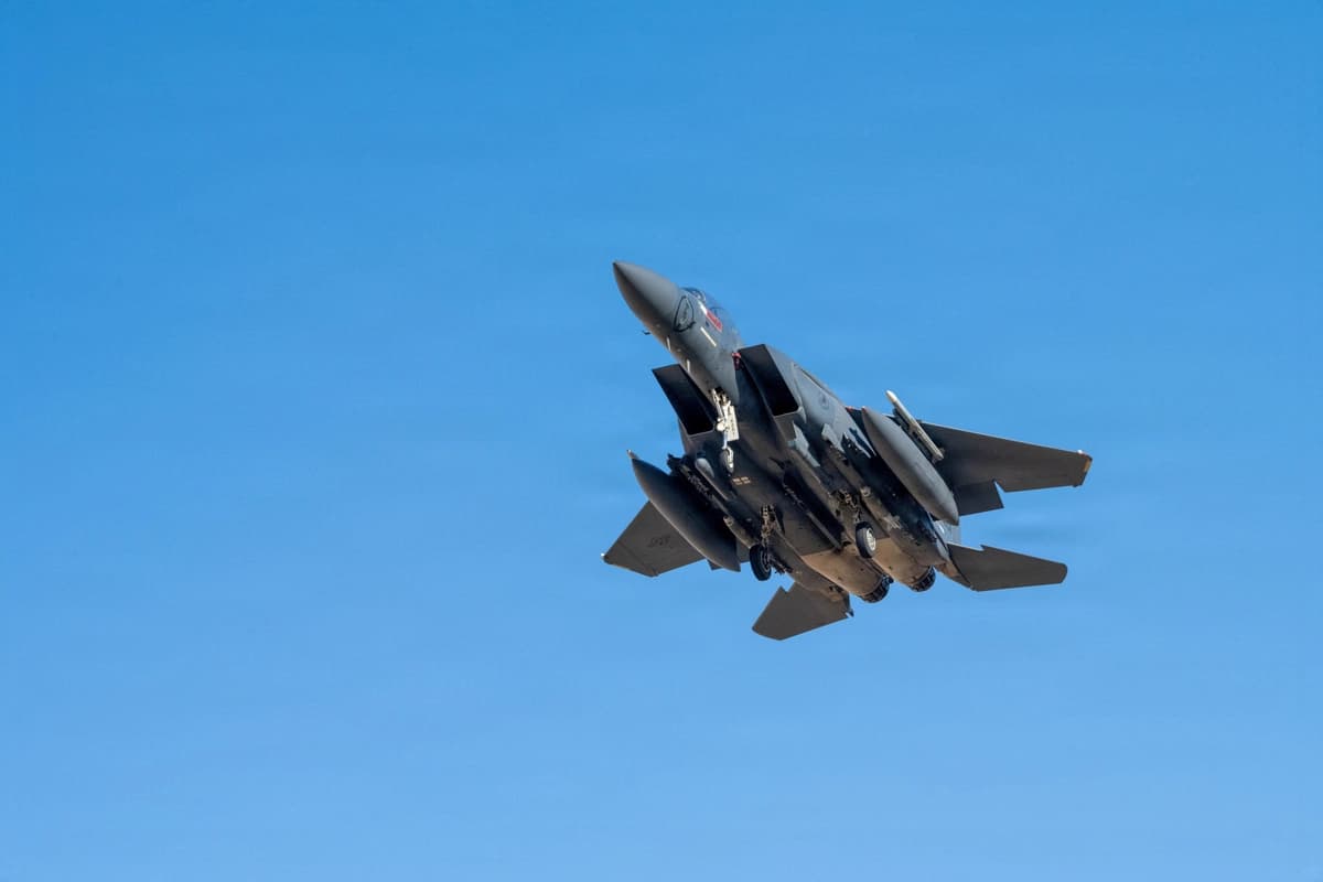 Un avión F-15E Strike Eagle de la Fuerza Aérea de EE. UU. despega para una misión de apoyo a la Operación Furia Épica durante la guerra de Irán en un lugar no revelado, el 9 de marzo de 2026. (Fuerza Aérea de EE. UU./Imagen cedida a Reuters).