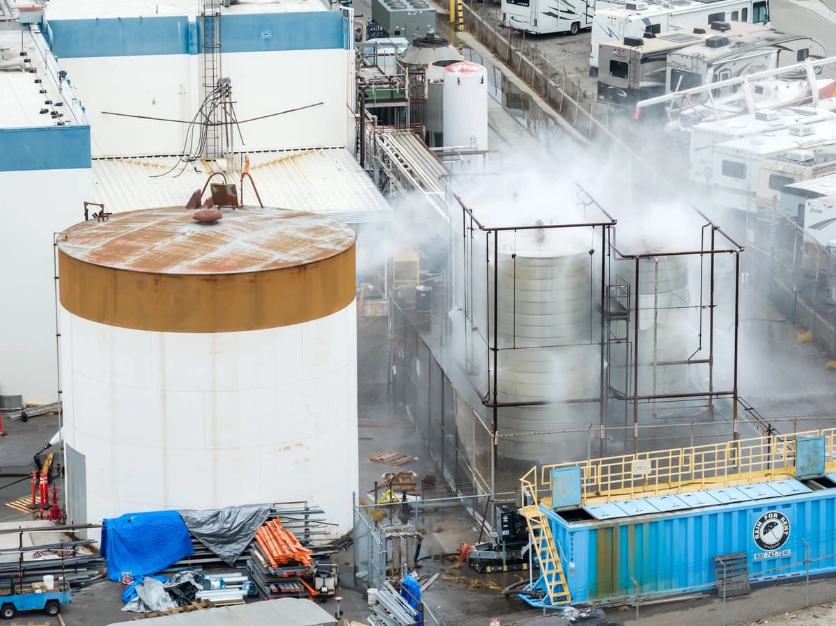 El 24 de mayo de 2026, se rocía agua sobre un tanque dañado en GKN Aerospace, en Garden Grove, California. (Foto de Ethan Swope/AP).