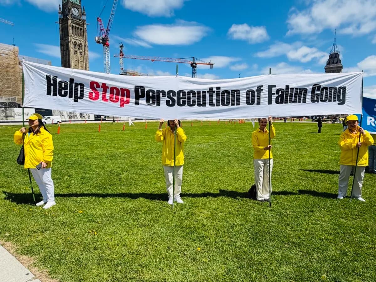 Los practicantes de Falun Gong piden el fin de la campaña de persecución contra su práctica en China, en la Colina del Parlamento de Ottawa, el 28 de mayo de 2026. (The Epoch Times)