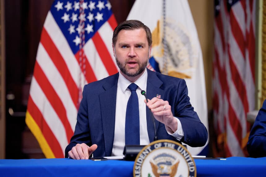 WASHINGTON, D. C. - 26 DE MAYO: El vicepresidente de los Estados Unidos, JD Vance, interviene durante una mesa redonda celebrada en el Edificio Ejecutivo Eisenhower, en el recinto de la Casa Blanca, el 26 de mayo de 2026 en Washington, D. C. Vance preside una mesa redonda sobre iniciativas contra el fraude junto con el presidente de la Comisión Federal de Comercio (FTC), Andrew Ferguson, y los fiscales generales de los estados. (Foto de Andrew Harnik/Getty Images)