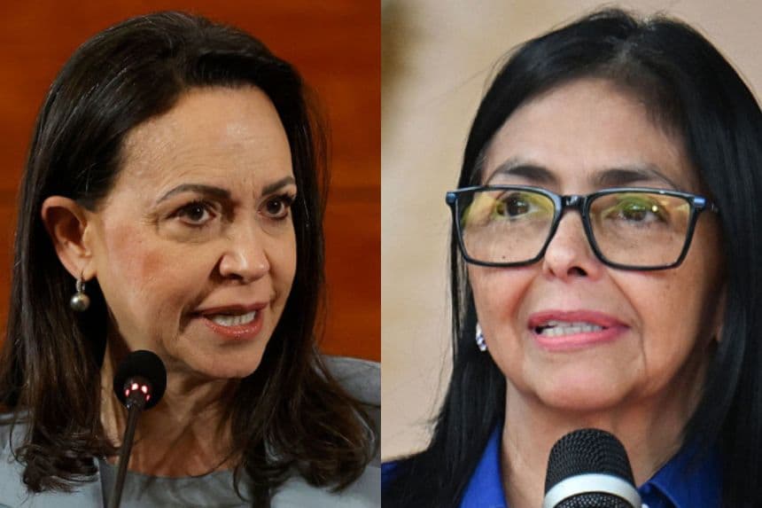 (COMBO) Esta combinación de imágenes creadas el 28 de mayo de 2026 muestra a la líder de la oposición venezolana María Corina Machado haciendo un gesto mientras ofrece una conferencia de prensa en Santiago, el 12 de marzo de 2026, y a la presidenta interina de Venezuela, Delcy Rodríguez, hablando durante una conferencia de prensa en el Palacio Presidencial de Miraflores en Caracas, el 14 de enero de 2026. La líder de la oposición venezolana y premio Nobel María Corina Machado dijo el 28 de mayo de 2026 que esta decidida a negociar una transición democrática con la líder interina Delcy Rodríguez tras el derrocamiento de Nicolás Maduro en enero. (Foto de Raúl BRAVO y Juan BARRETO/AFP vía Getty Images)