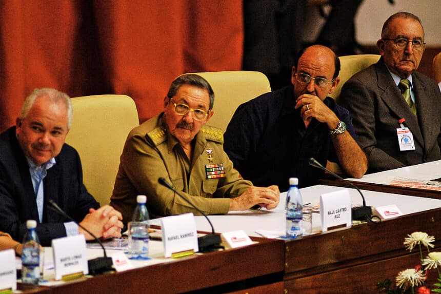 (De izquierda a derecha) El ministro de Energía y Petróleo de Venezuela, Rafael Ramírez; el vicepresidente de Cuba, Raúl Castro; Carlos Lage, secretario del Consejo de Ministros de Cuba, y Ulises Rosales del Toro, ministro de la Industria Azucarera, escuchan un discurso el 28 de febrero de 2007 en La Habana (ADALBERTO ROQUE/AFP vía Getty Images)