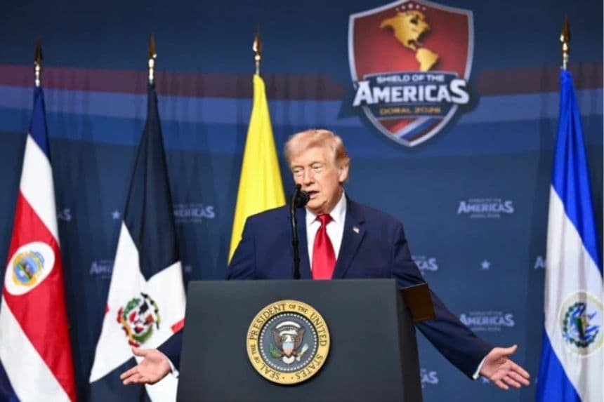 El presidente de Estados Unidos, Donald Trump, habla durante la Cumbre del Escudo de las Américas, una reunión con jefes de estado y funcionarios de gobierno de 12 países de las Américas en el Trump National Doral Golf Club en Doral, Florida, el 7 de marzo de 2026. (Roberto Schmidt/Getty Images)