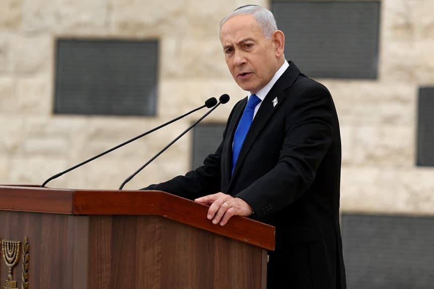 El primer ministro de Israel, Benjamin Netanyahu, pronuncia un discurso durante una ceremonia conmemorativa del Día del Recuerdo de los soldados caídos, o Yom HaZikaron, en el Cementerio Militar del Monte Herzl, en Jerusalén, el 21 de abril de 2026. (Ilia YEFIMOVICH / POOL / AFP vía Getty Images)