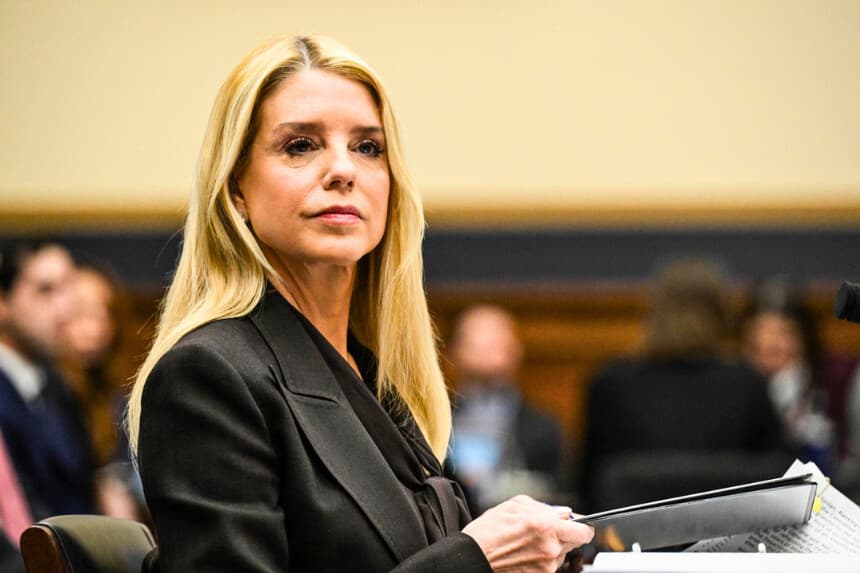 La entonces fiscal general de Estados Unidos, Pam Bondi, testifica ante la Comisión Judicial de la Cámara de Representantes en una audiencia sobre la "Supervisión del Departamento de Justicia", celebrada en el Capitolio el 11 de febrero de 2026. (Roberto Schmidt / AFP a través de Getty Images).