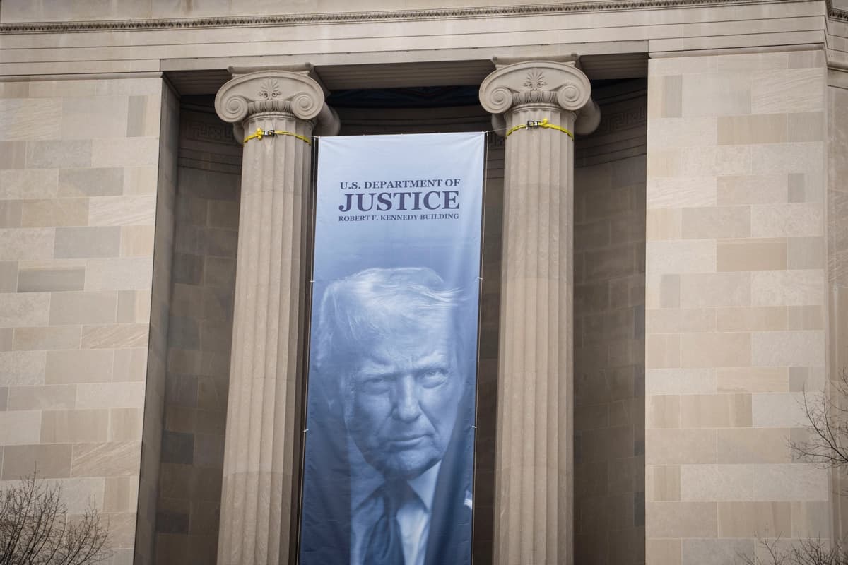 Una pancarta que muestra al presidente Donald Trump en el Departamento de Justicia en Washington el 21 de febrero de 2026. (Madalina Kilroy/The Epoch Times).