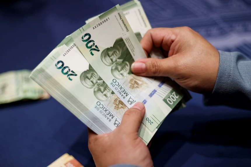 Una mujer cuenta billetes de 200 pesos en Ciudad de México, México. Imagen de archivo. (EFE/ José Méndez)